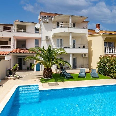 Apartments And Rooms Alenka Banjole Εξωτερικό φωτογραφία
