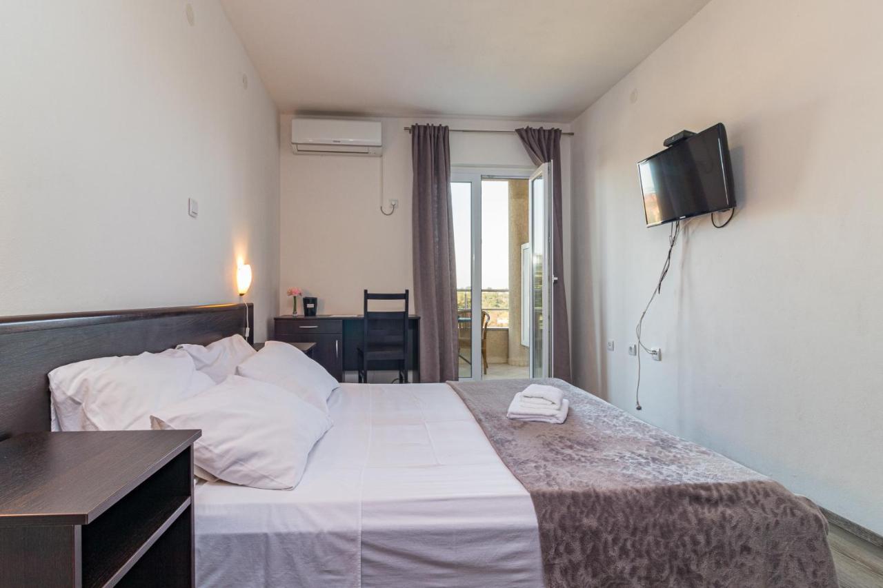 Apartments And Rooms Alenka Banjole Εξωτερικό φωτογραφία