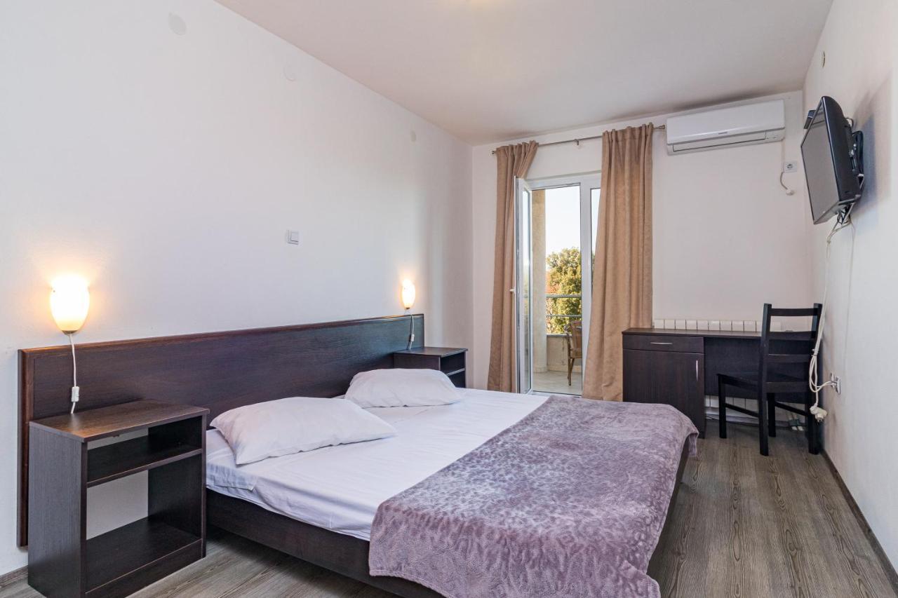 Apartments And Rooms Alenka Banjole Εξωτερικό φωτογραφία