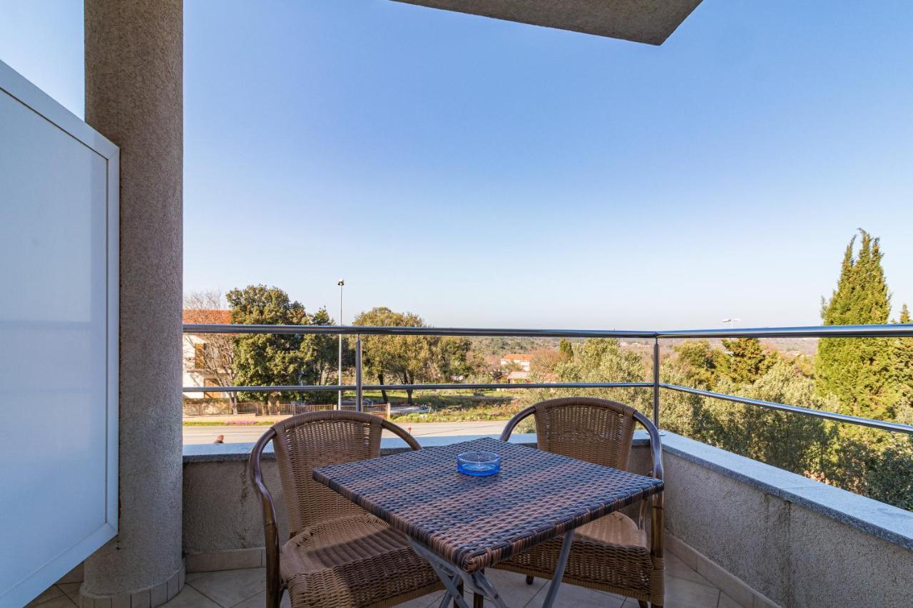 Apartments And Rooms Alenka Banjole Εξωτερικό φωτογραφία
