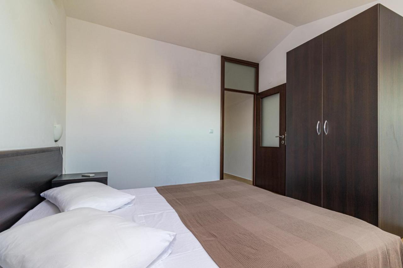 Apartments And Rooms Alenka Banjole Εξωτερικό φωτογραφία