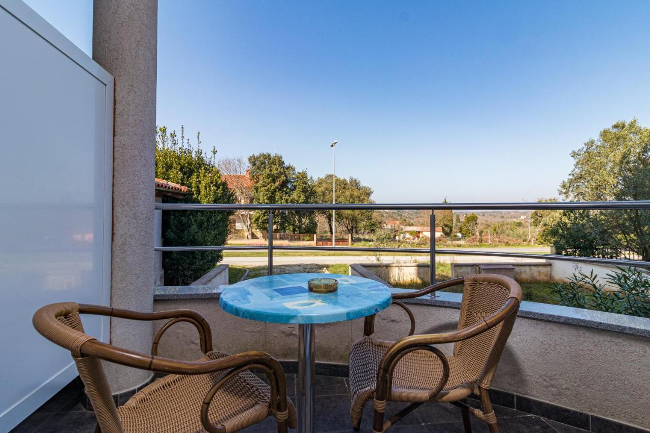 Apartments And Rooms Alenka Banjole Εξωτερικό φωτογραφία