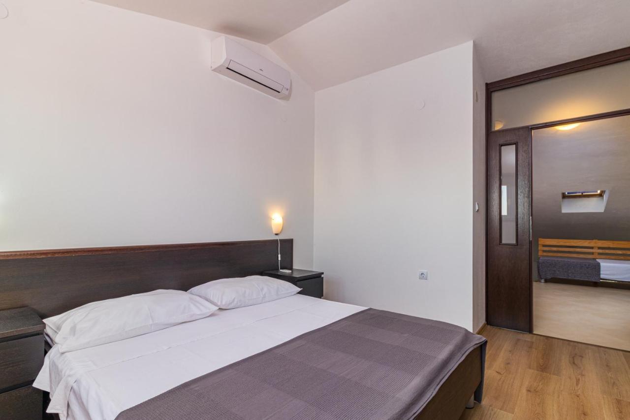 Apartments And Rooms Alenka Banjole Εξωτερικό φωτογραφία
