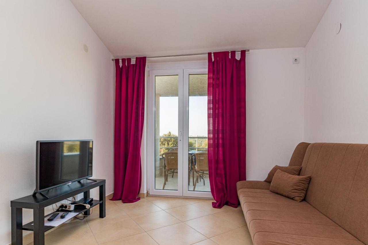 Apartments And Rooms Alenka Banjole Εξωτερικό φωτογραφία
