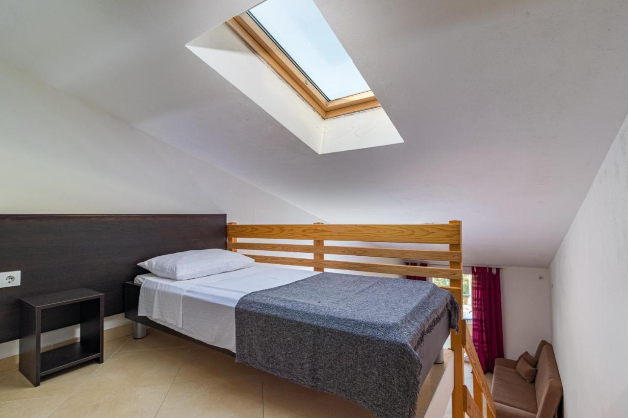 Apartments And Rooms Alenka Banjole Εξωτερικό φωτογραφία