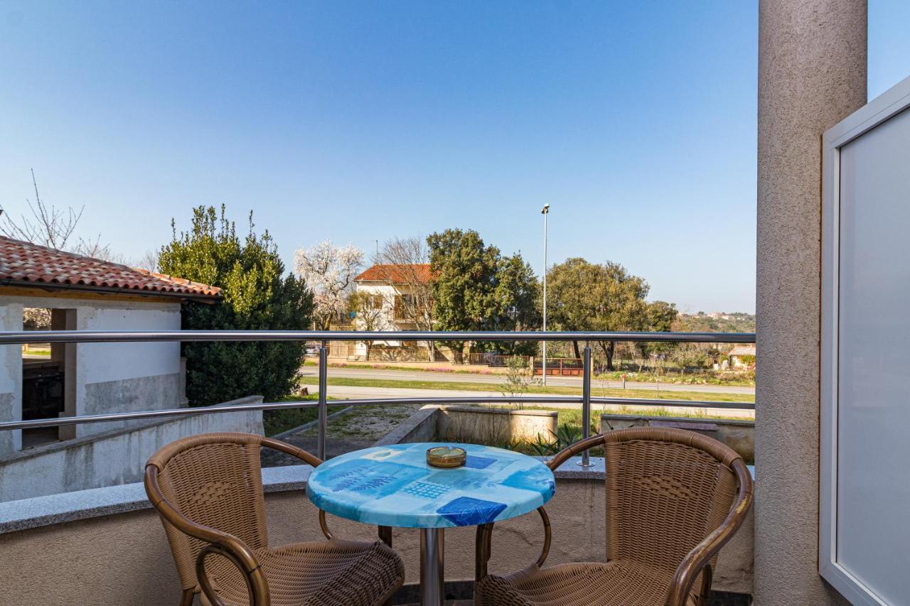 Apartments And Rooms Alenka Banjole Εξωτερικό φωτογραφία