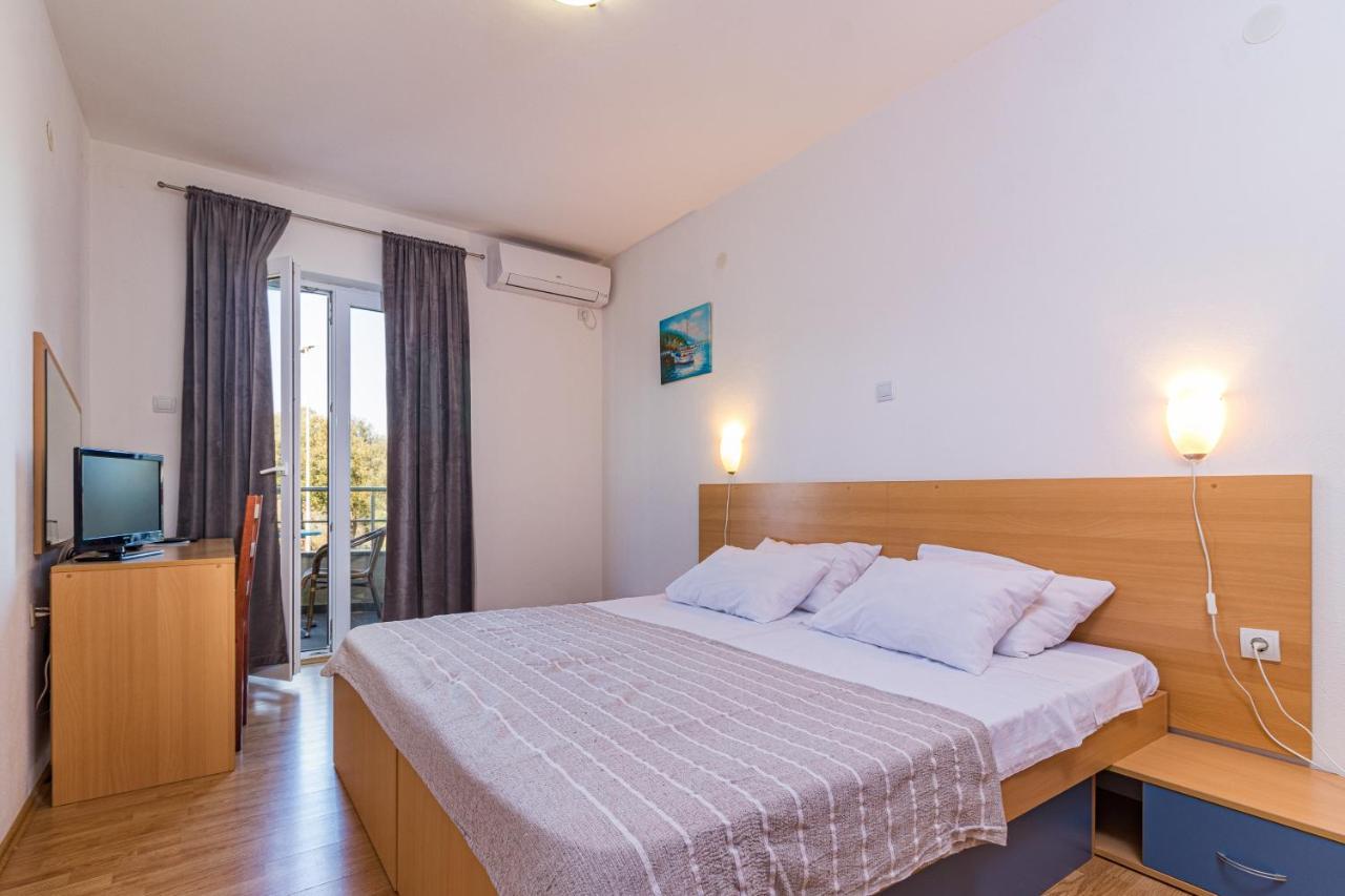 Apartments And Rooms Alenka Banjole Εξωτερικό φωτογραφία
