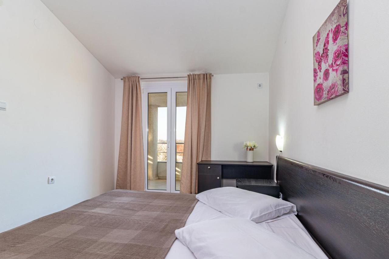 Apartments And Rooms Alenka Banjole Εξωτερικό φωτογραφία