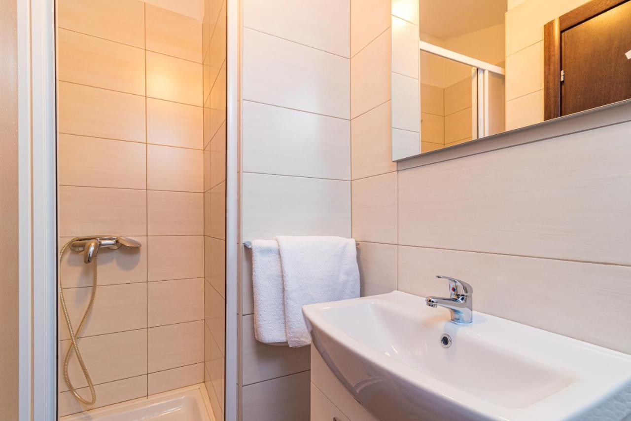 Apartments And Rooms Alenka Banjole Εξωτερικό φωτογραφία