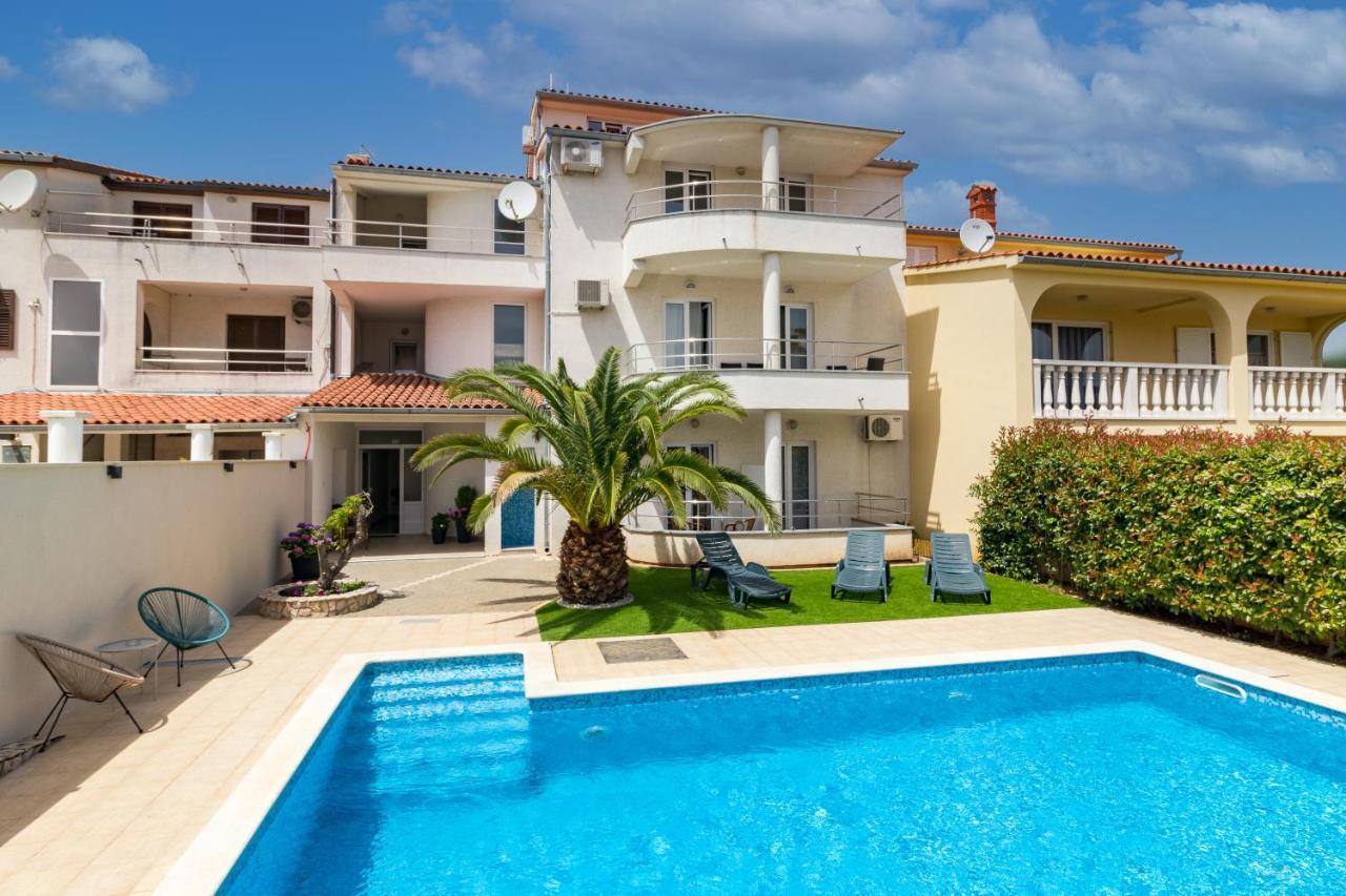 Apartments And Rooms Alenka Banjole Εξωτερικό φωτογραφία
