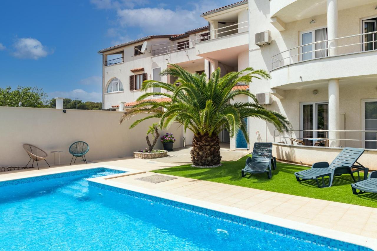 Apartments And Rooms Alenka Banjole Εξωτερικό φωτογραφία