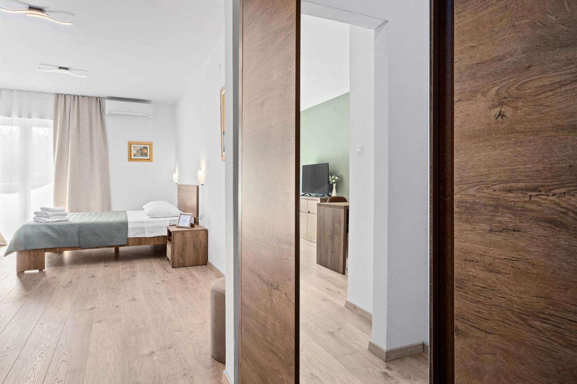 Apartments And Rooms Alenka Banjole Εξωτερικό φωτογραφία